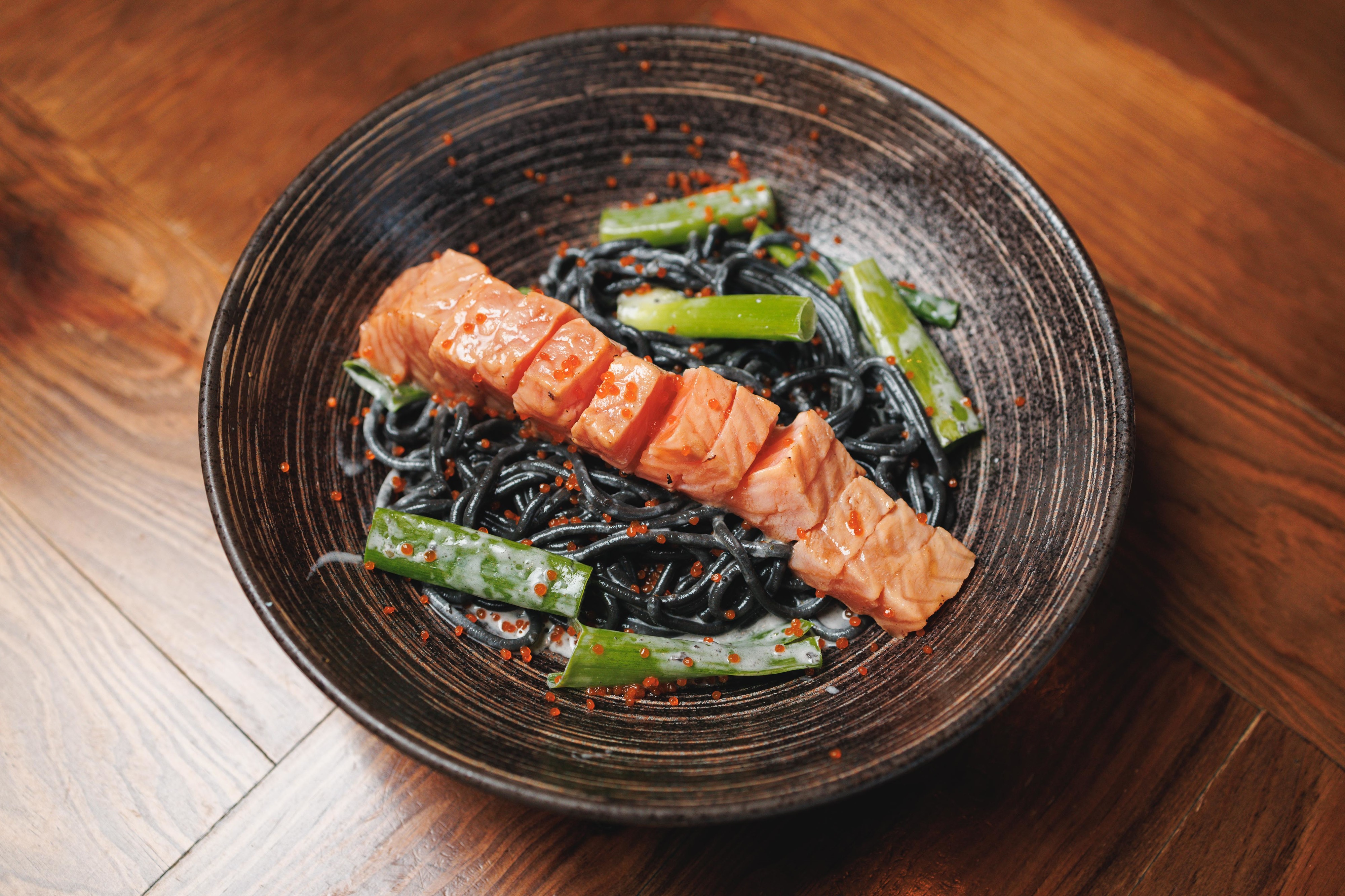 O NOOD tem novos pratos para os doidos por comida asiática (e nós ficámos fãs do salmão curado)