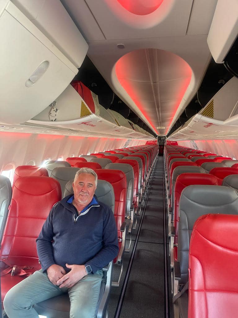 Este homem foi o único passageiro do voo de Faro para a Irlanda do Norte. Foi tratado como um “rei”