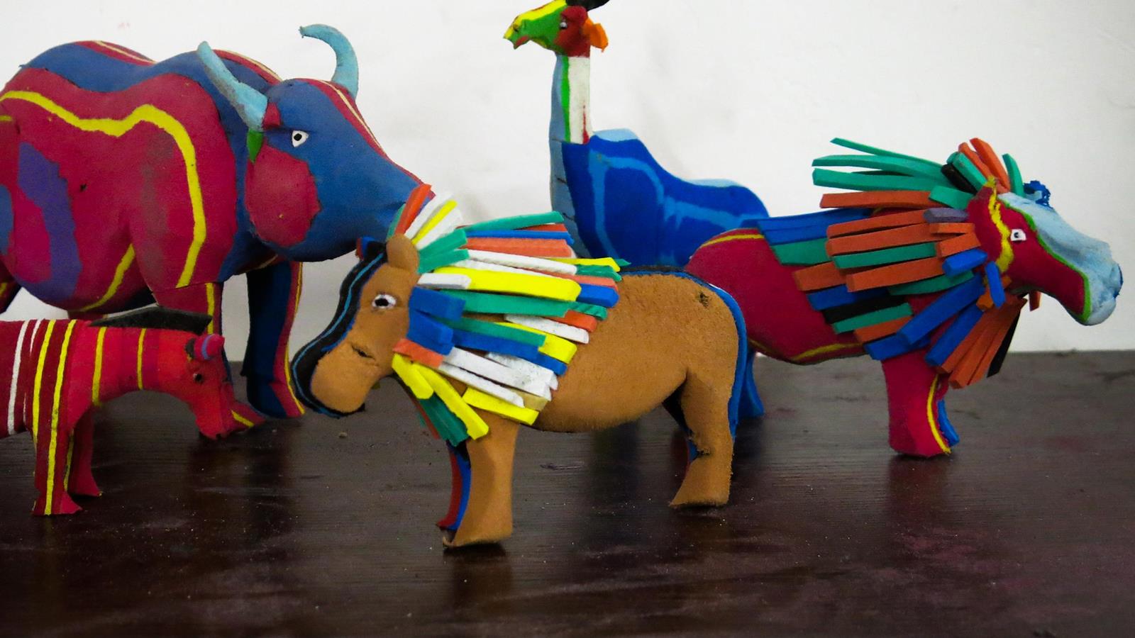 Queniano faz arte de chinelos velhos