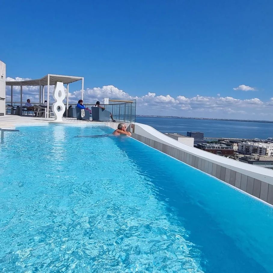 Aproveite o bom tempo na piscina infinita do rooftop do Eurostars Universal Lisboa. Veja as fotos