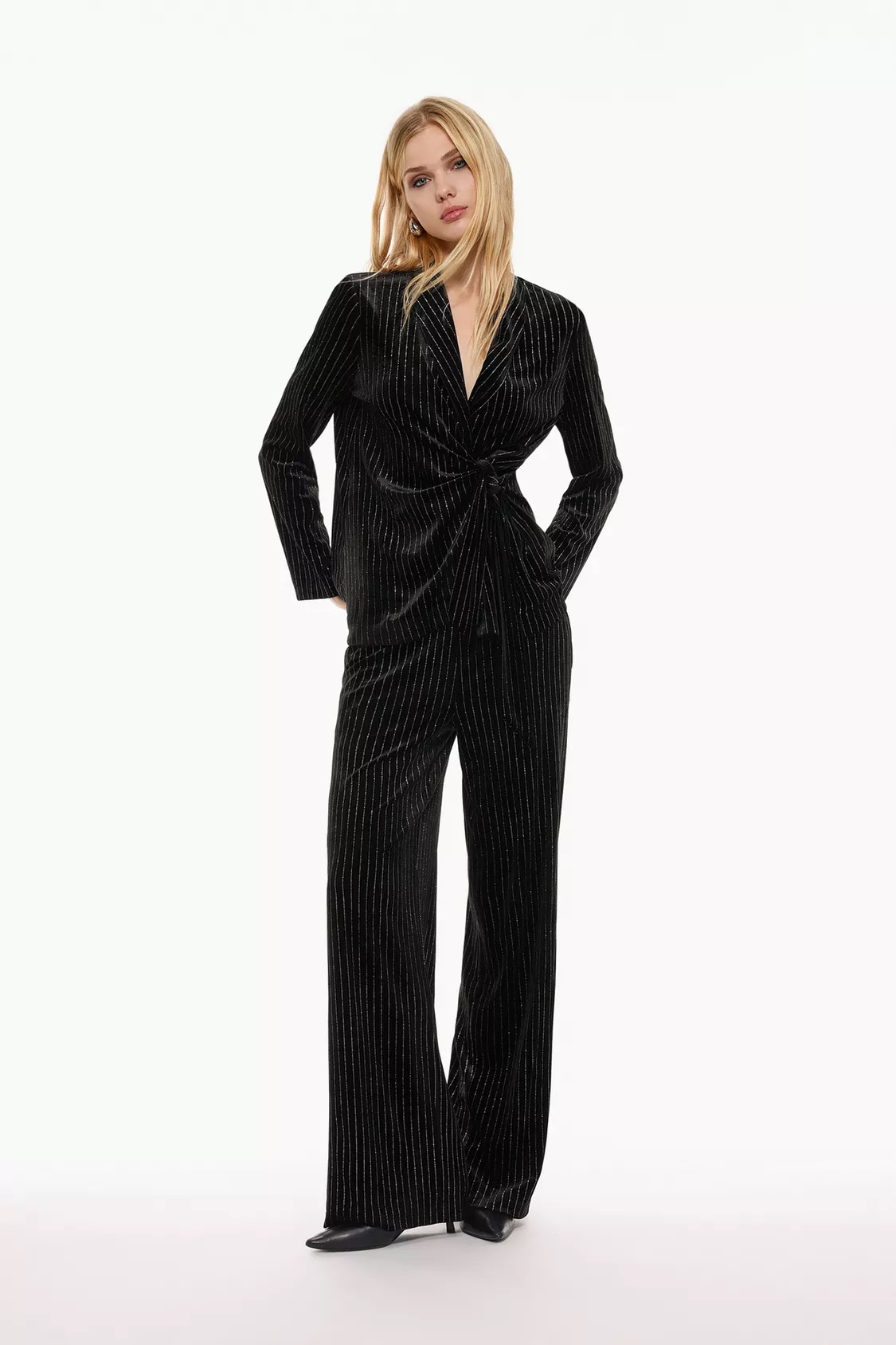 Este blazer mistura uma tendência do momento com brilhos (e só custa 22,99€). Saiba de onde é