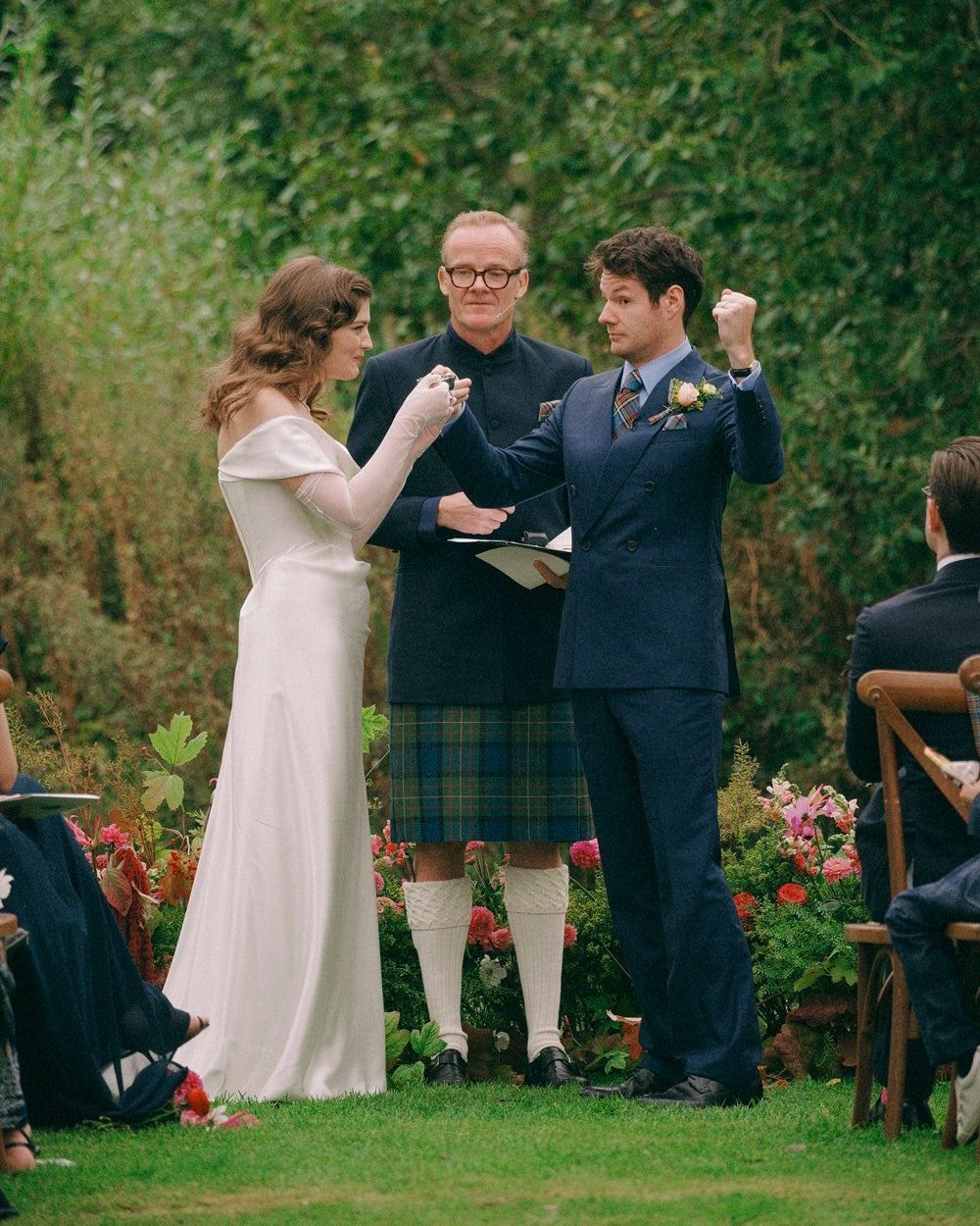 Ator de “Sex Education” casou-se e quem oficializou a cerimónia foi o pai da série. Veja as fotos