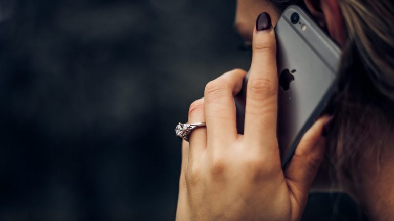 Como proteger a pele da luz azul dos smartphones e ecrãs de televisão