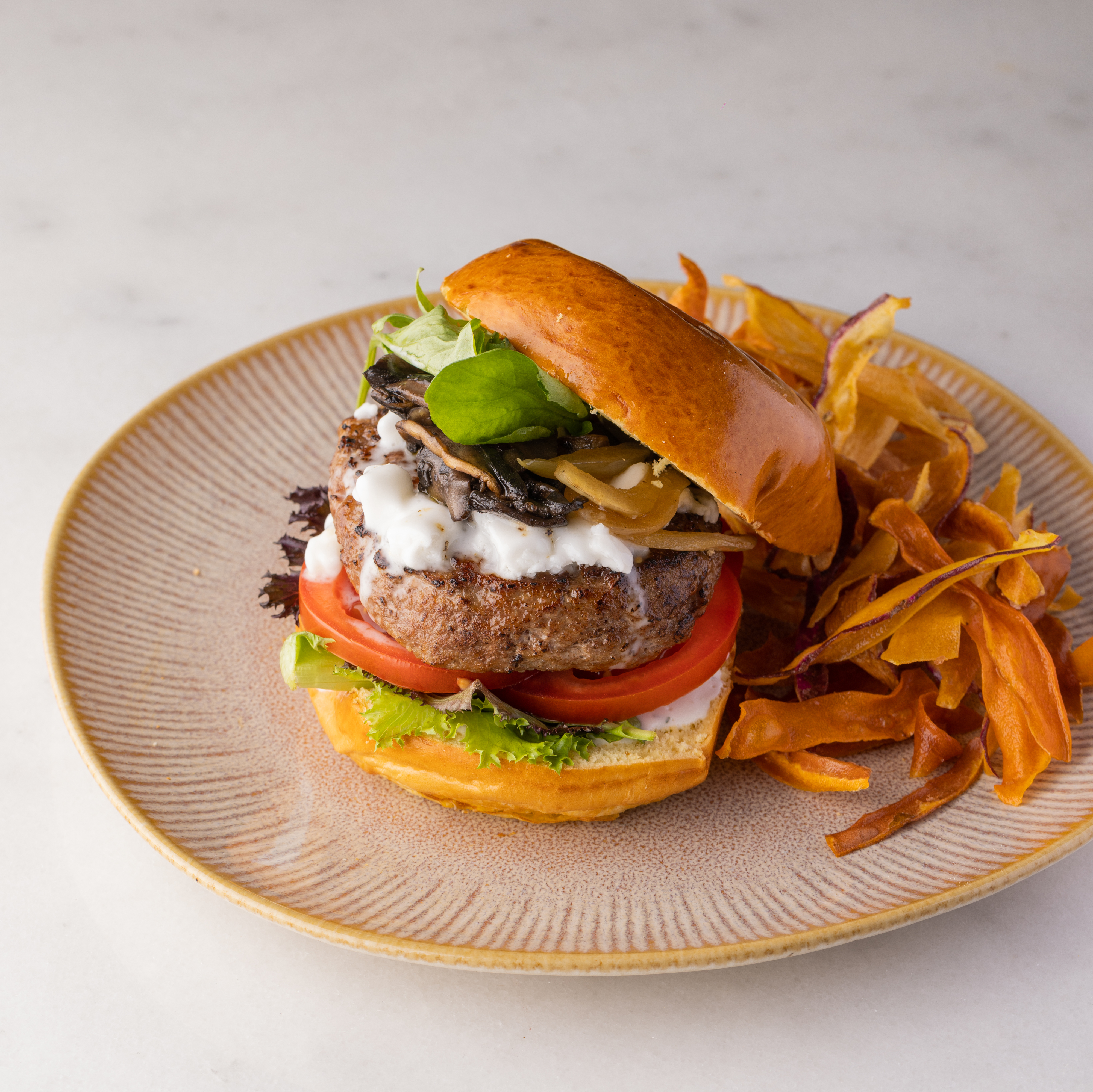 Olive. Este novo spot serve hambúrgueres gulosos, deixa entrar cães e até tem uma janela para o arco da Rua Augusta