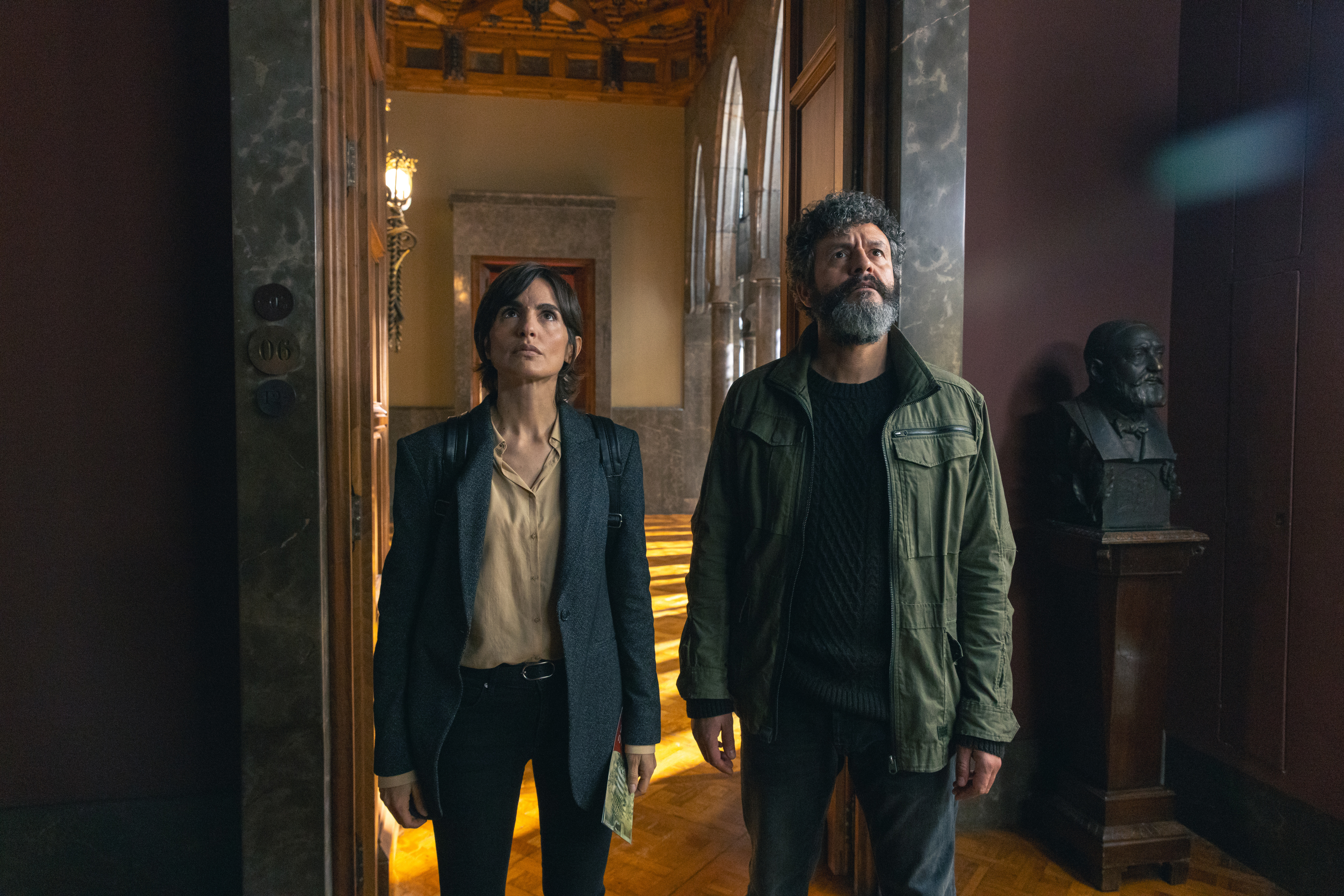 Este novo thriller da Netflix já é um dos mais vistos e promete prendê-lo ao sofá durante horas. Saiba tudo