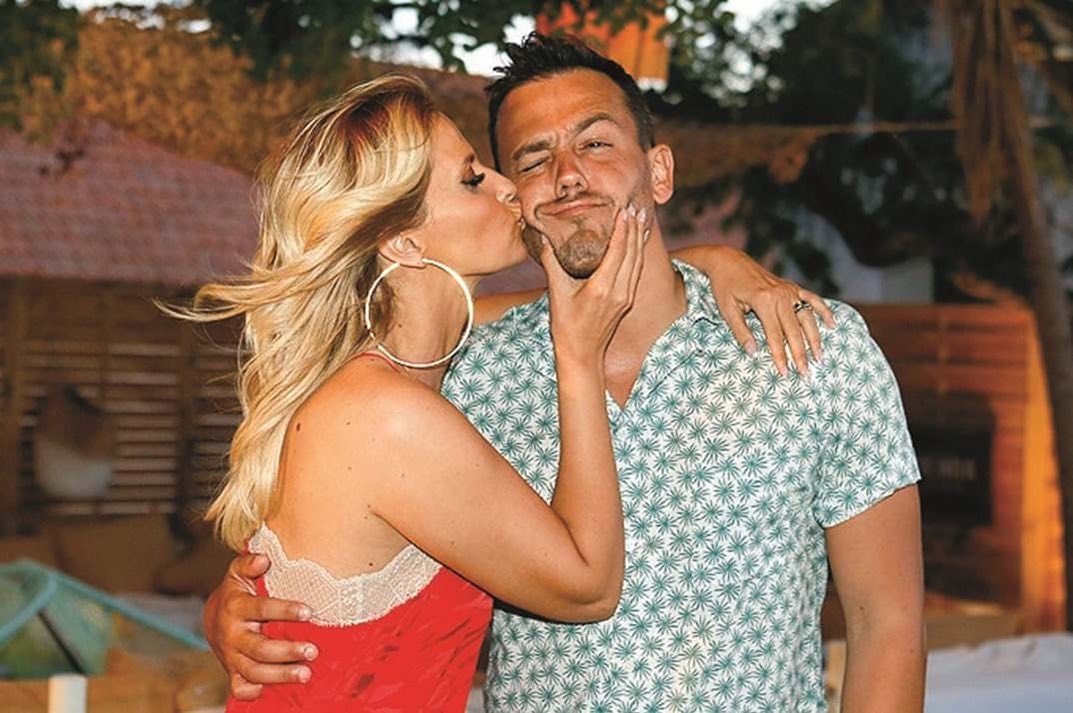 O afeto nunca mais foi o mesmo e a culpa é da COVID-19. Recorde aqui os melhores beijos dos famosos