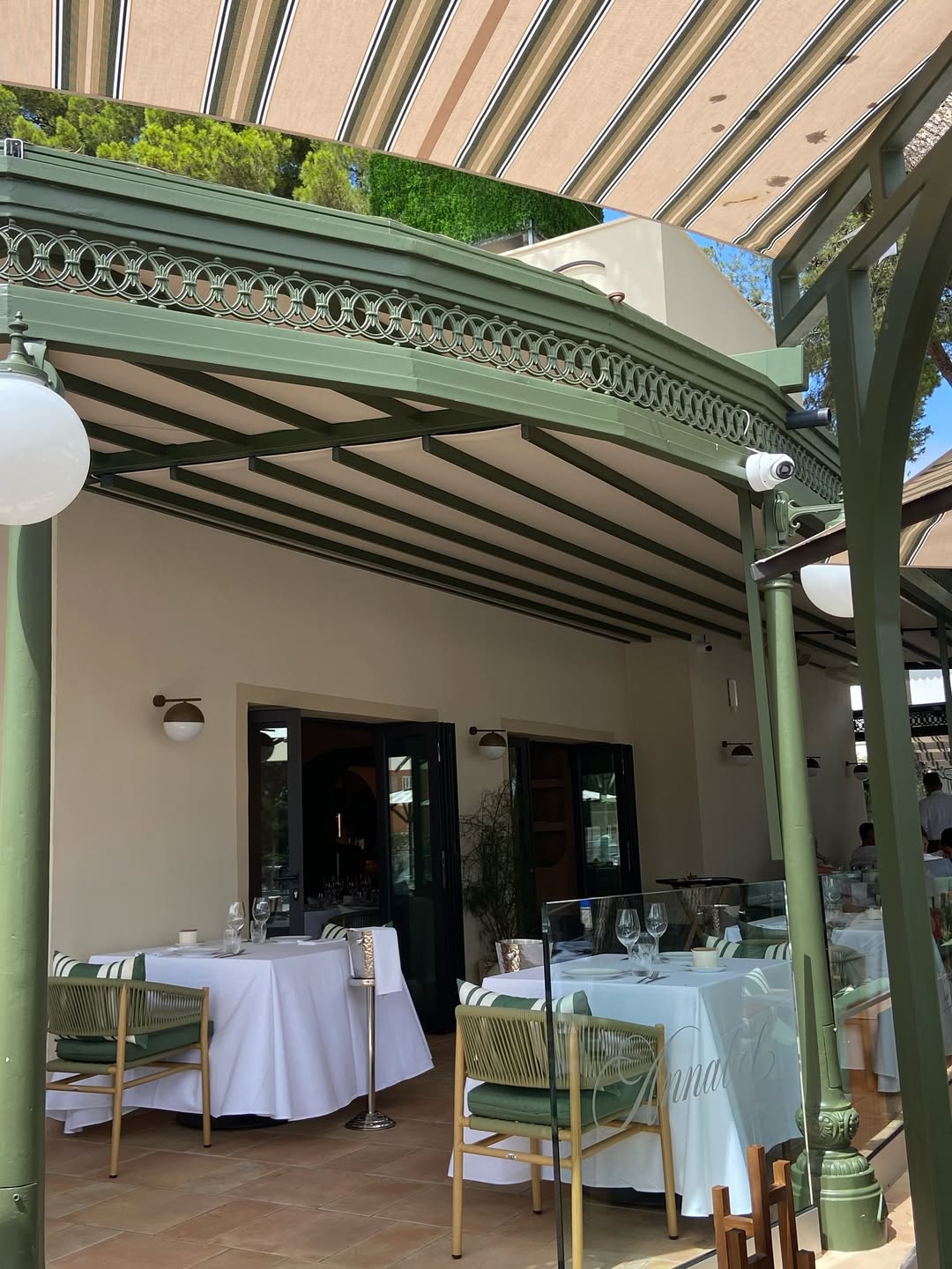 Mais de 63 mil euros e gorjeta de quase 6 mil. Foi esta a conta de um grupo em restaurante (cerca de 3.500€ por pessoa)