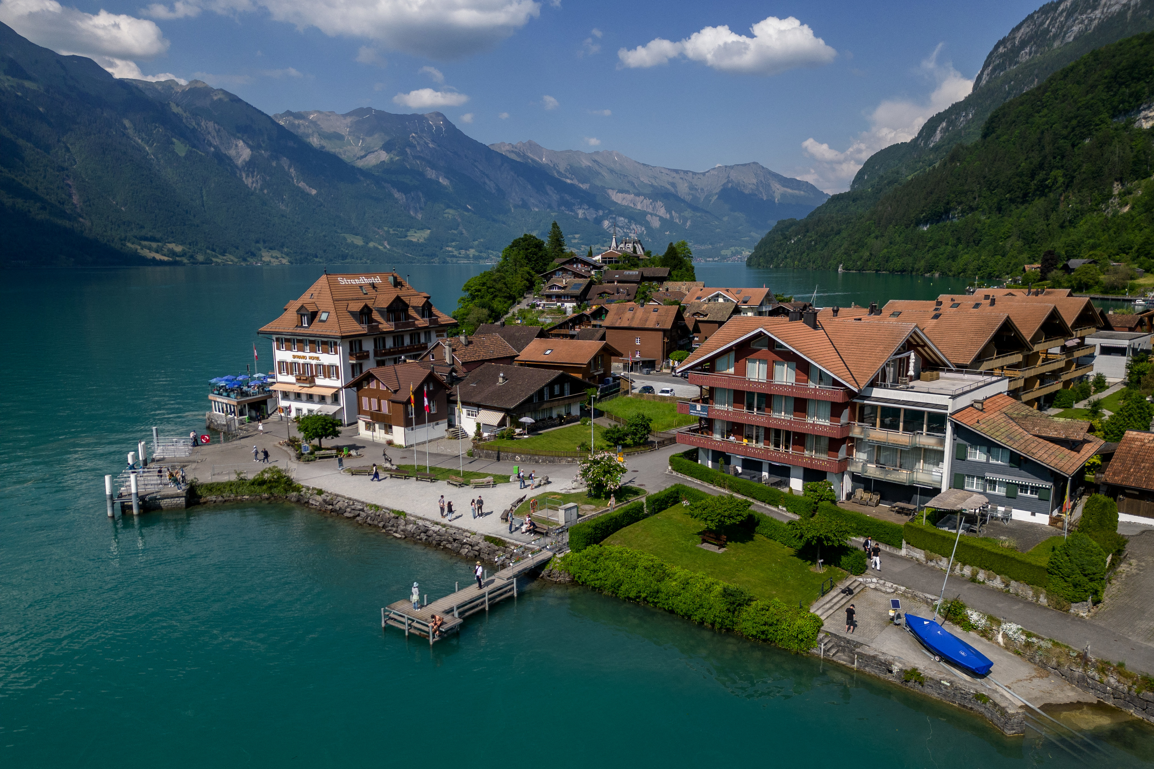 Turismo causado por série da Netflix ameaça vilarejo na Suíça, Mundo e  Ciência