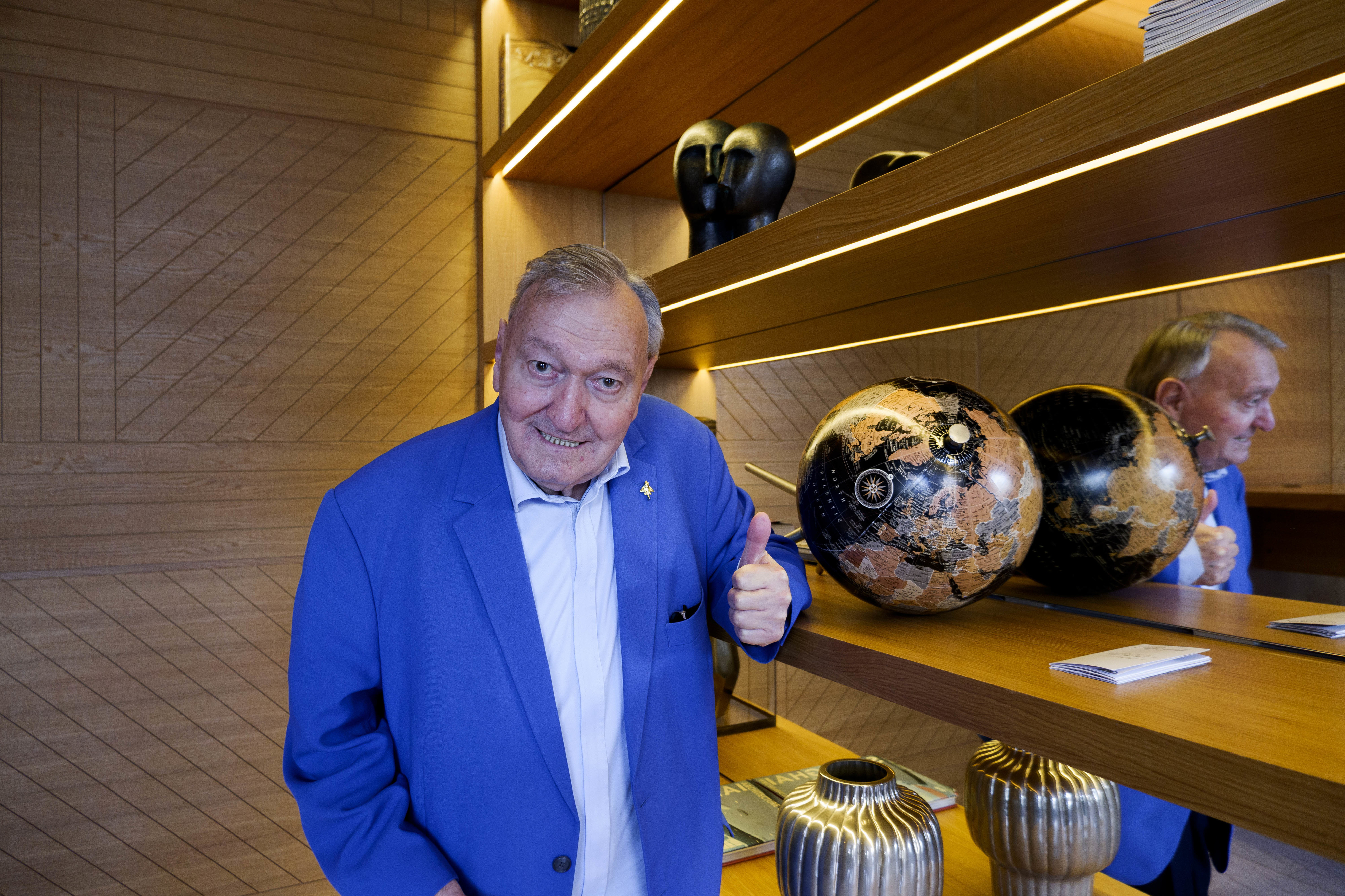 Erich von Däniken. “Estou certo de que seres extraterrestres vão voltar a aparecer”