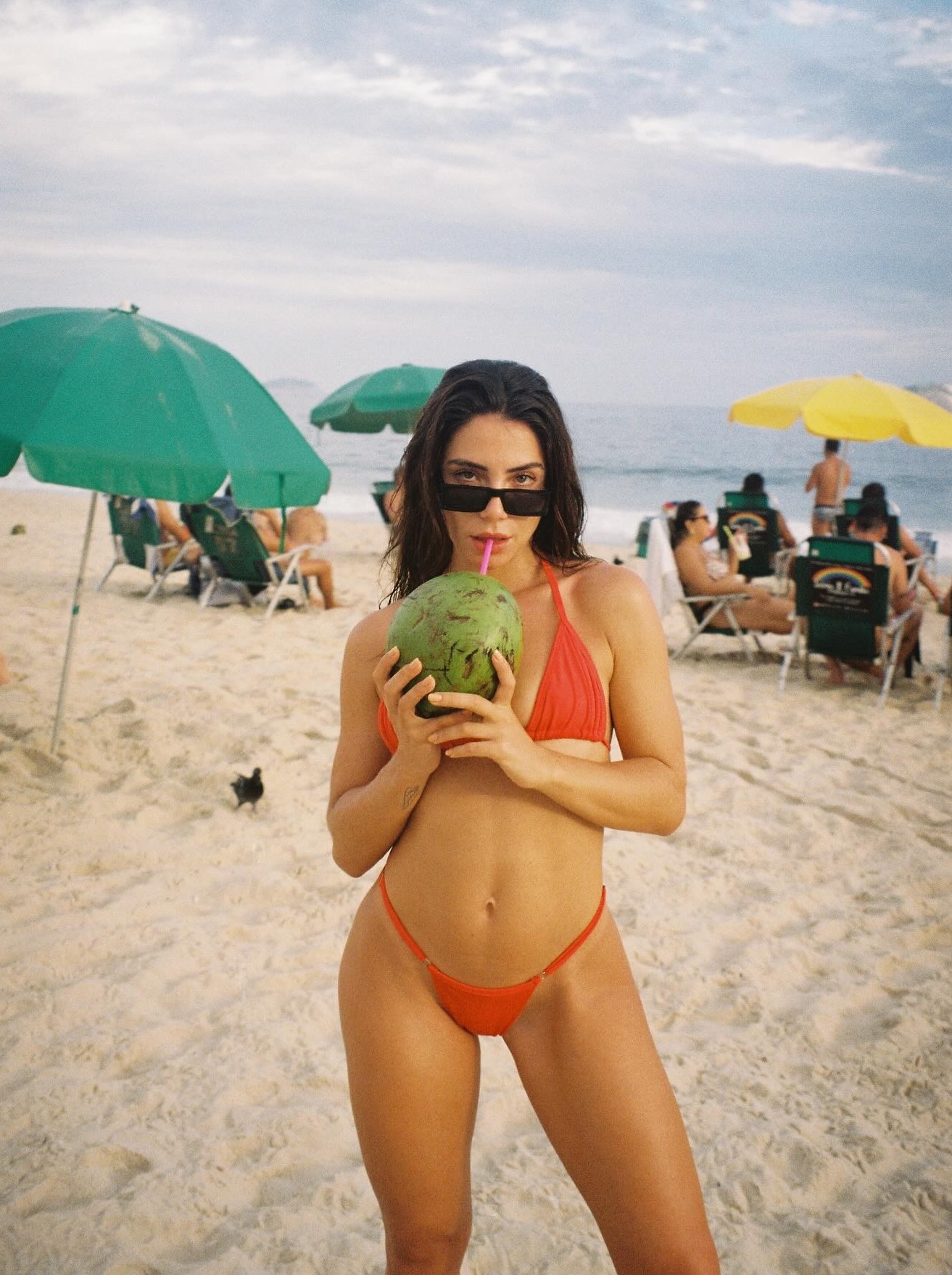 Carolina Carvalho faz temperatura subir no Brasil. Espreite as fotos arrasadoras da atriz na praia