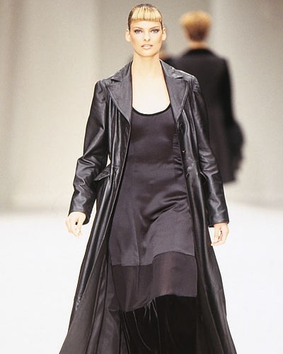 Linda Evangelista revela que ficou “brutalmente desfigurada” após procedimento estético