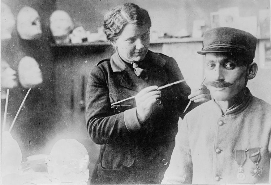 Anna Coleman Ladd dá os últimos retoques numa máscara que oculta os ferimentos de guerra.