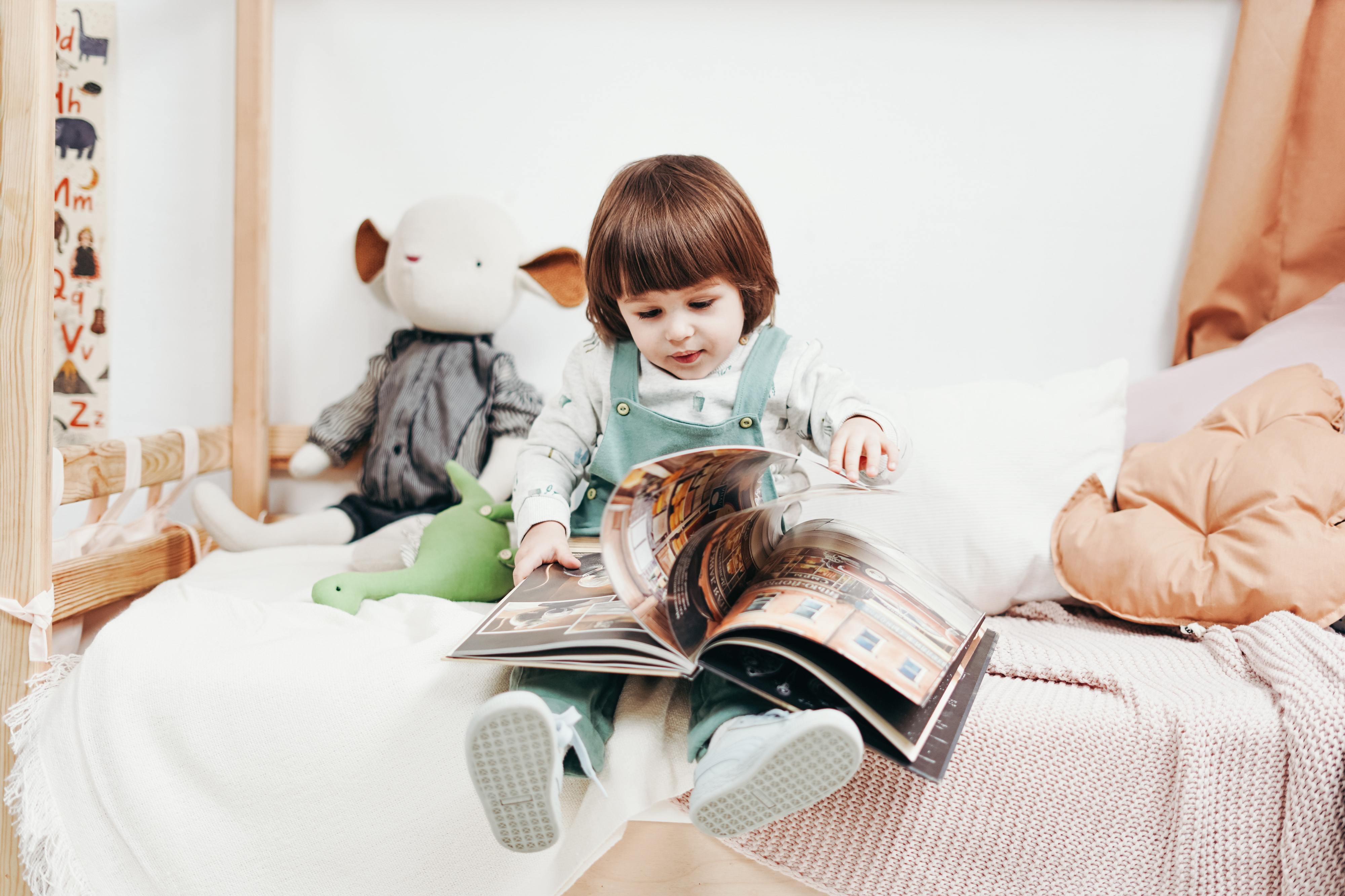 Молодая мама читать. Чтение перед сном детям. Книжка малышка для детей. Чтение книги перед сном детям. Дети с книжкой на кровати с родителями.