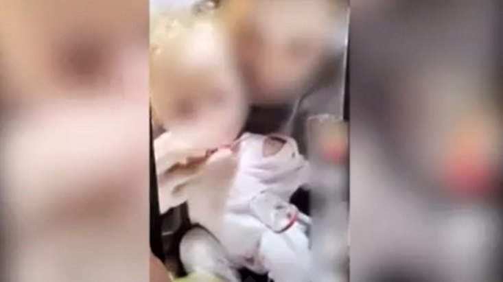 Mulher filma-se a dar shots de vodka a bebé. Criança já foi resgatada pela polícia