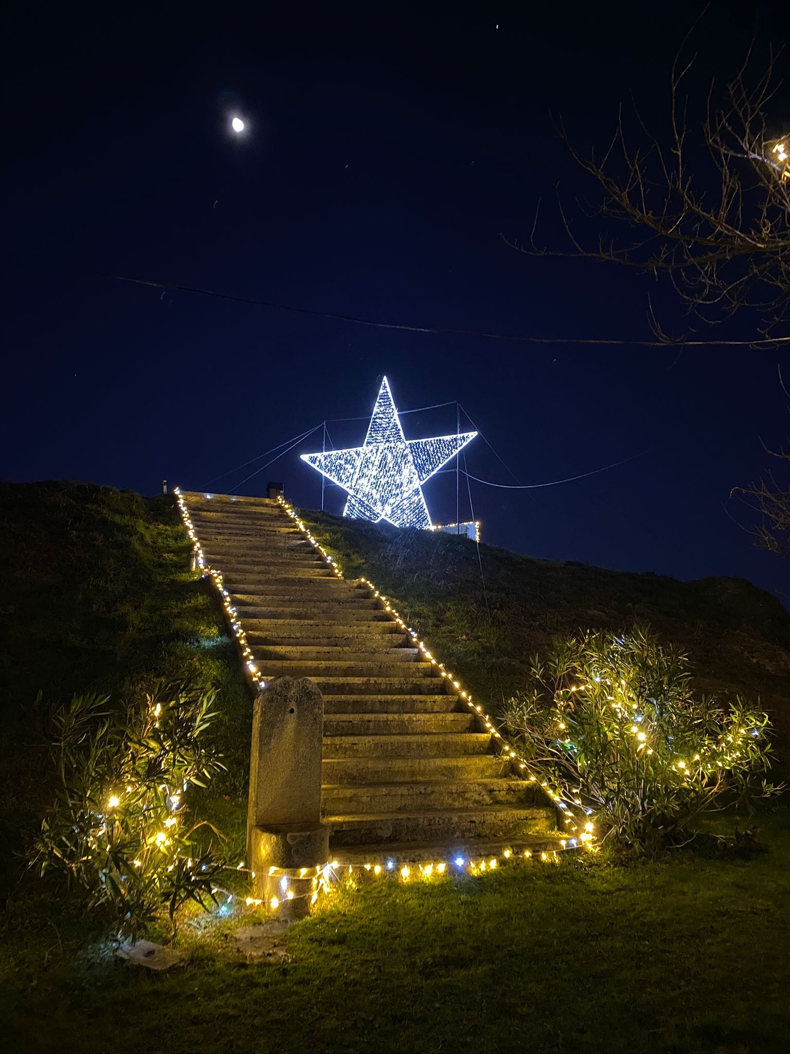 Esta estrela gigante a 600 metros de altitude é iluminada no fim de semana. Saiba onde fica