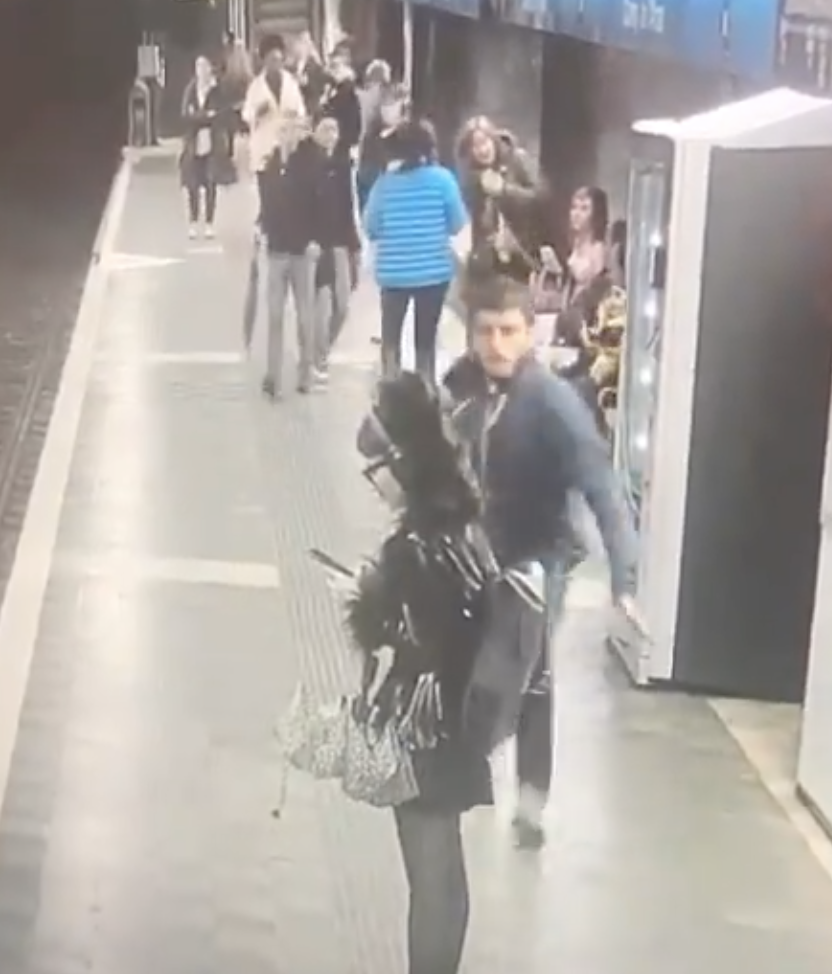 Homem agride mulheres de forma violenta no metro. Já foi detido pela polícia (VÍDEO)