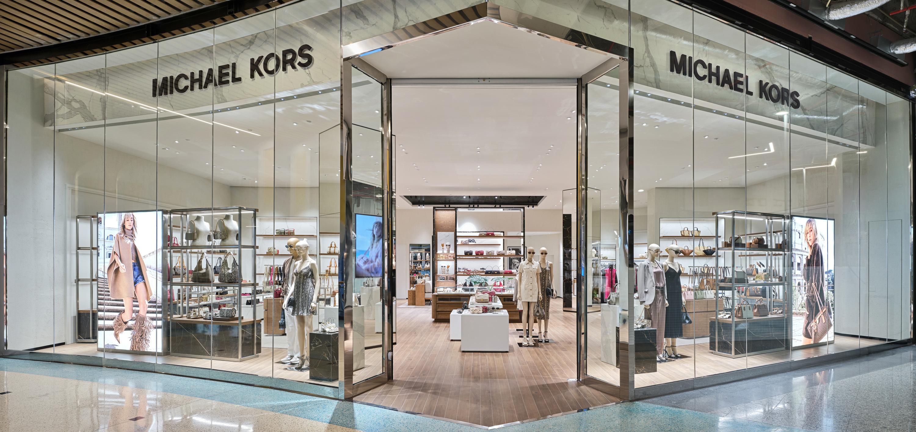 A Michael Kors do Colombo já reabriu (e é única na Península Ibérica). Saiba porquê e espreite algumas peças