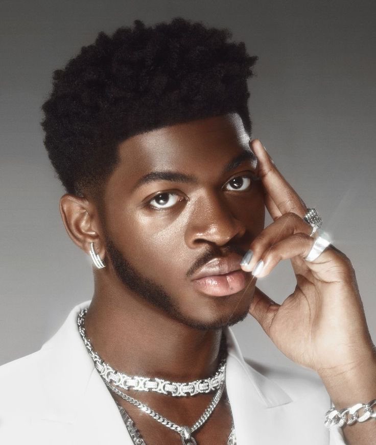 De cuecas e com um cone na cabeça. Foi assim que Lil Nas X foi visto a andar pelas ruas antes de ser hospitalizado (vídeo)