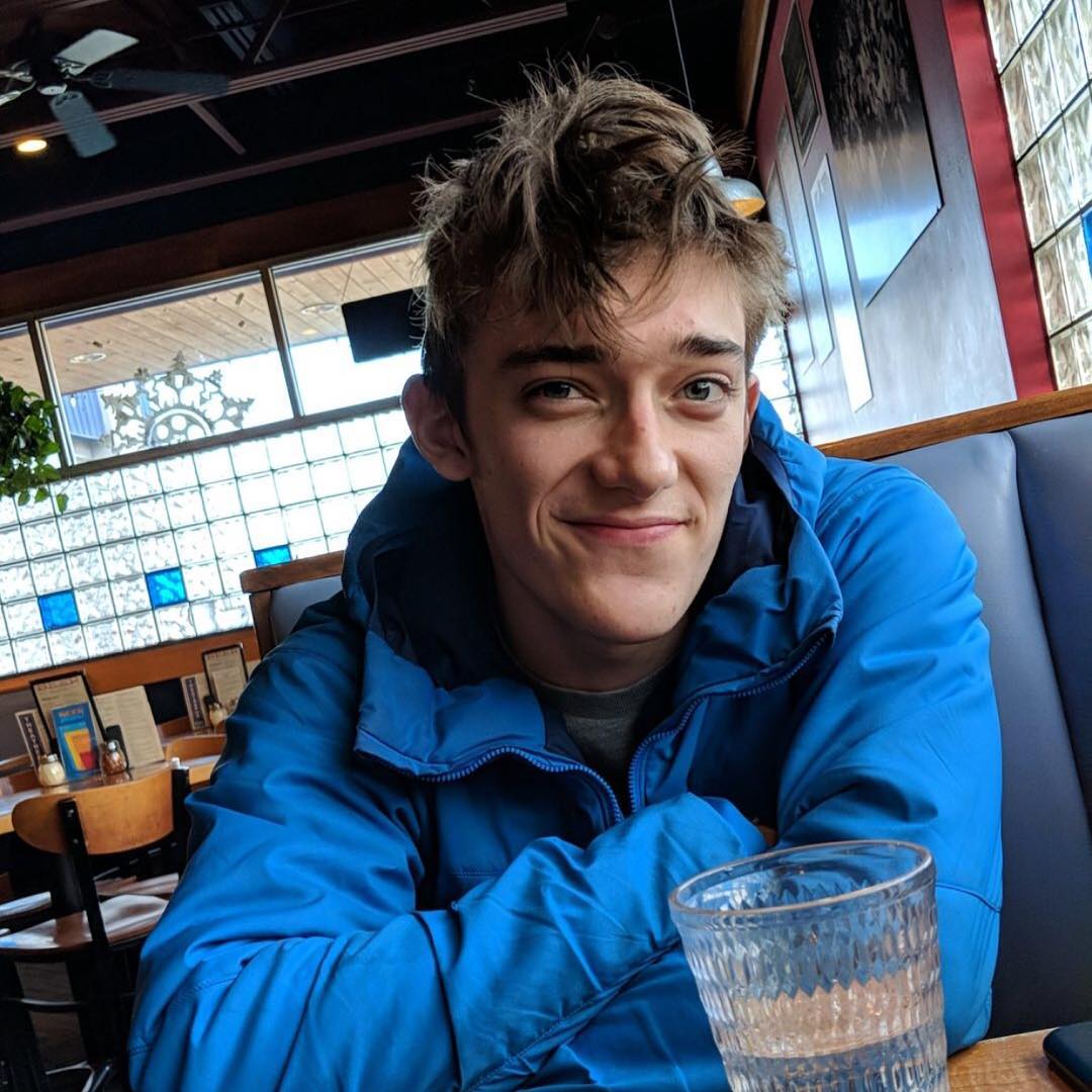 Influencer de 23 anos morre em direto a fazer escalada. Entenda o que aconteceu