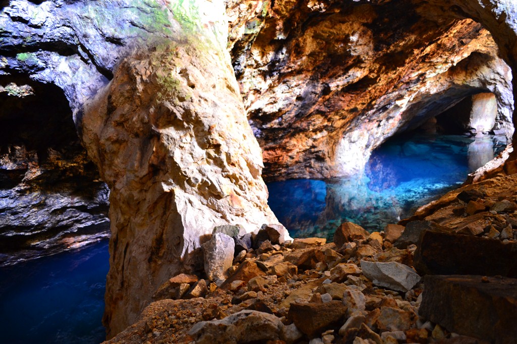 Tem mesmo de ir conhecer esta gruta secreta com uma lagoa azul perto de Viseu