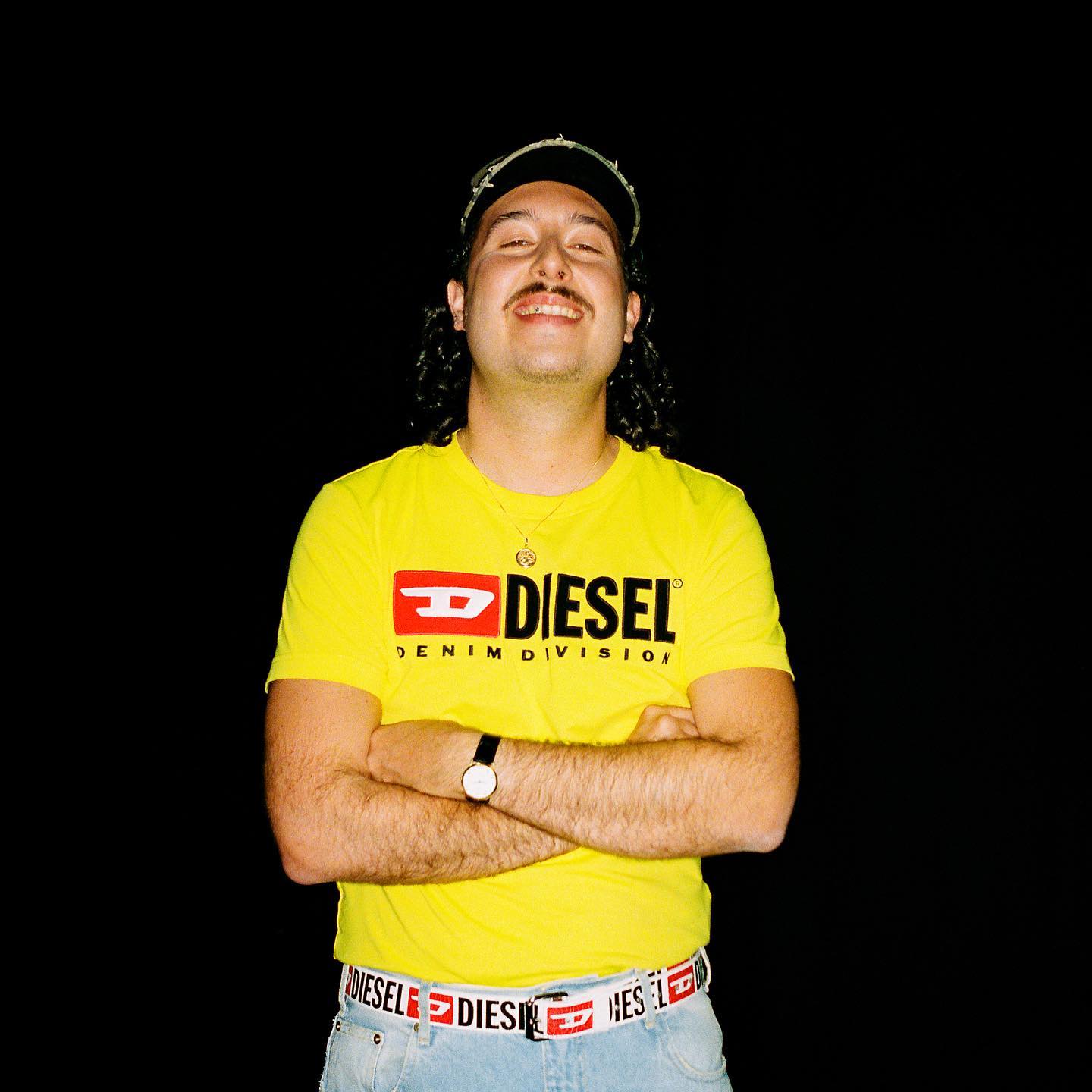 Depois de “Preço Certo”, “O Baile Vai Começar”. Pedro Mafama tem novo videoclipe (e até larga lume)