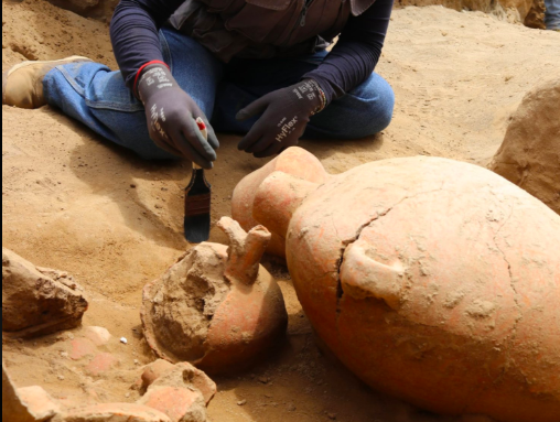 Jarros com cerca de 2000 anos descobertos em obra perto da capital peruana de Lima