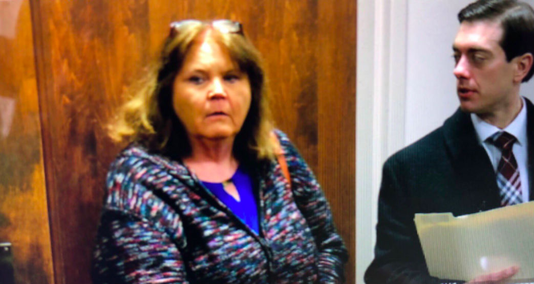 Arrasta criança autista pelos corredores mas garante que é inocente