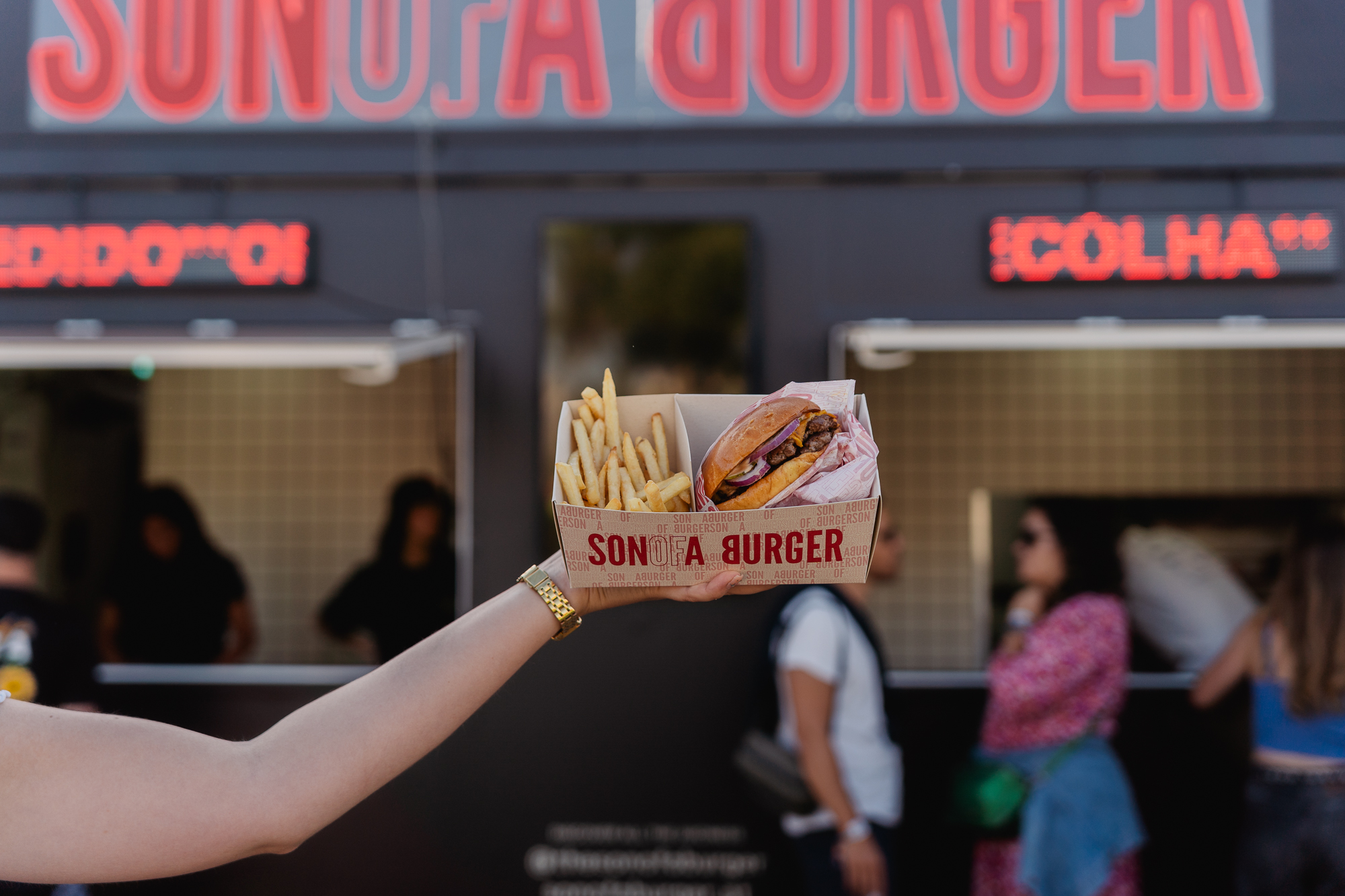 Com fome no MEO Kalorama? De hambúrgueres a copos de açaí, 7 spots onde pode comer no festival