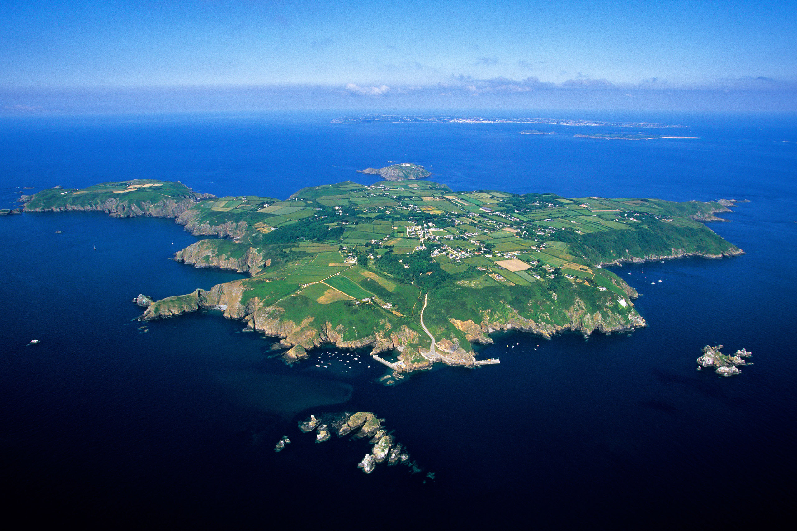 National island. Остров Сарк нормандские острова. Остров джерси ла Манш. Джерси остров в проливе ла-Манш. Нормандские острова джерси.