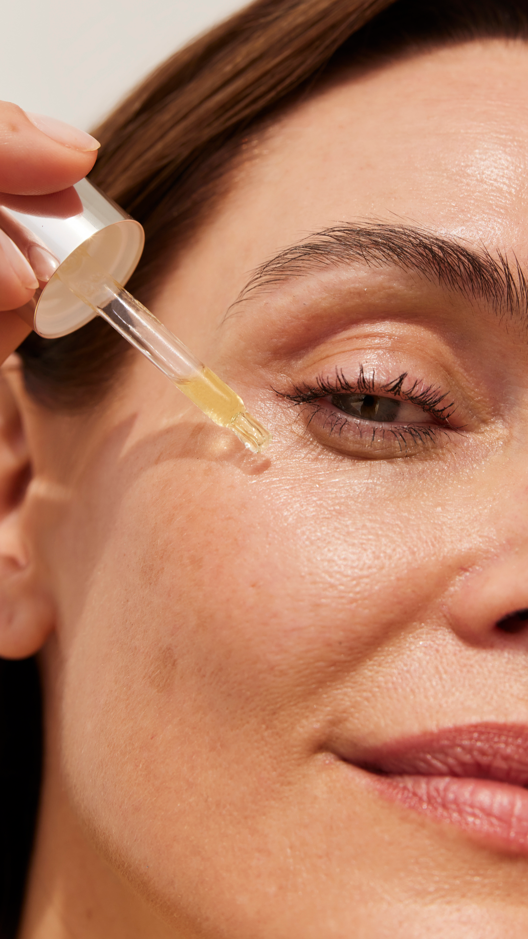 10 benefícios para a pele num só produto. Precisa (mesmo) de inserir este sérum na sua rotina de skincare