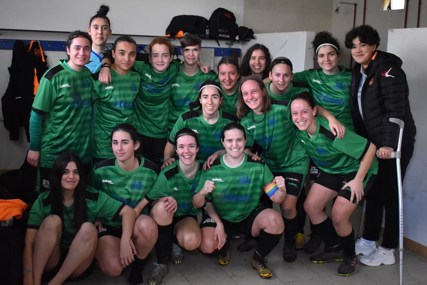 Jogadora de futebol de 19 anos morre em acidente de carro antes do início do jogo que ia disputar