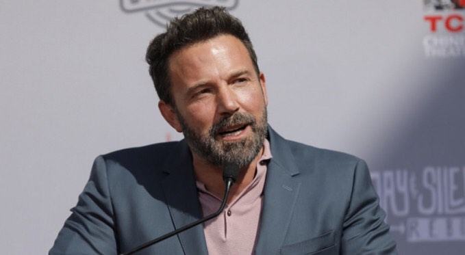 Ben Affleck fez 52 anos sem festa mas com a visita de Jennifer Garner e de Jennifer Lopez