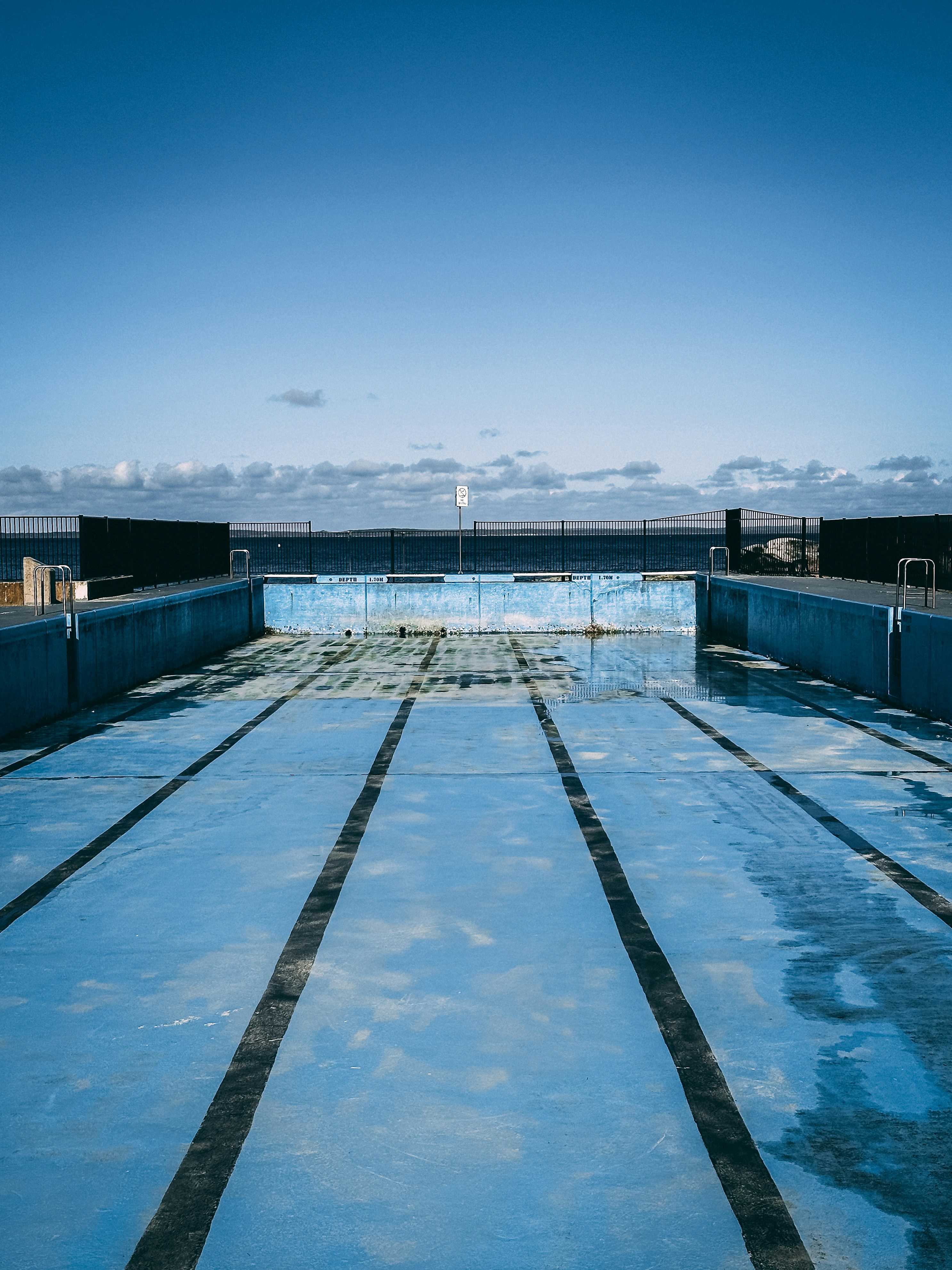 Criança de 4 anos foi encontrada morta em piscinas municipais. Complexo estava fechado