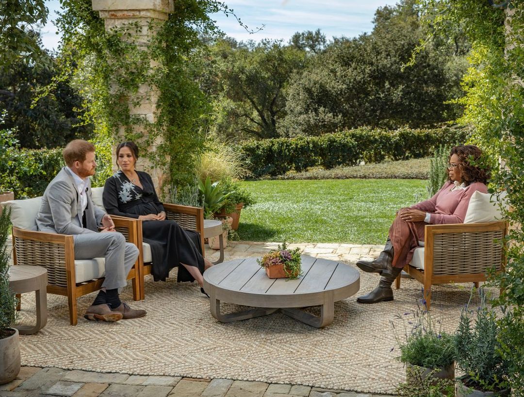 Rainha Isabel II não vai ver polémica entrevista de Meghan e Harry, garantem fontes da casa real