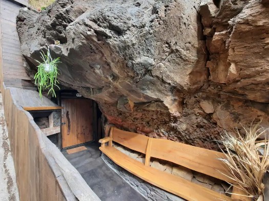 Pronto para recuar no tempo? É só fechar os olhos na cama desta caverna na Madeira