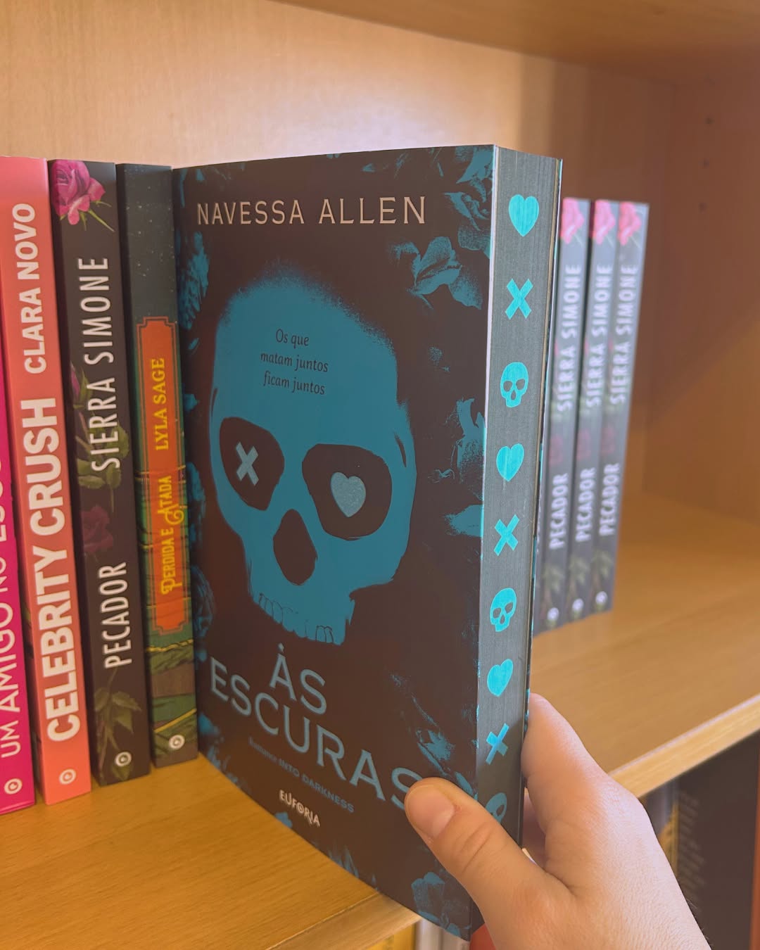 “Às Escuras”. Este novo dark romance já chegou a Portugal e tem uma história obscura (e imprópria)