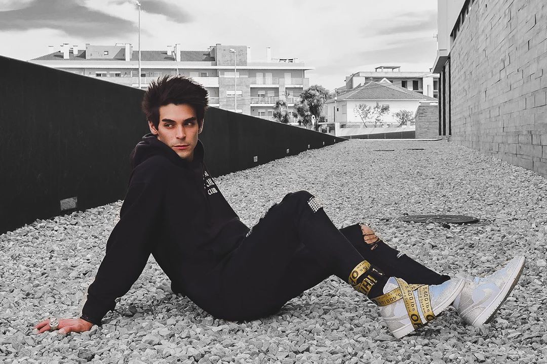 Quem é o miúdo de 24 anos que se tornou no primeiro português a ter 1 milhão de seguidores no Tik Tok