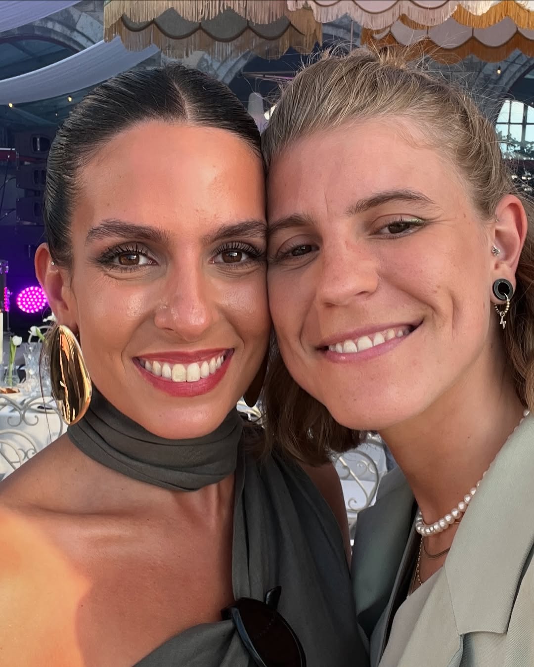 Juntas há 4 anos, Raquel Tillo e Inês Marques Lucas estão oficialmente noivas. Veja as fotos do pedido