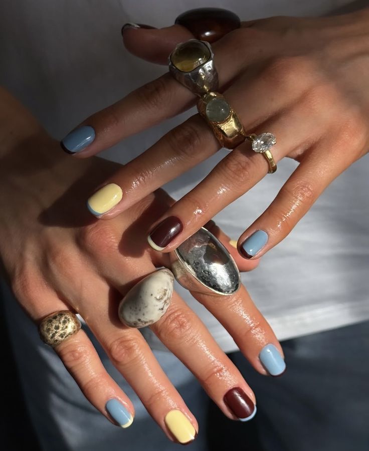 Unhas curtas é o que está a dar. Minimalistas ou com nail art, estas 17 manicures provam que são super chic