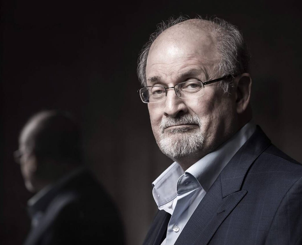 Escritor Salman Rushdie foi esfaqueado cerca de 15 vezes em ataque. “As notícias não são boas”