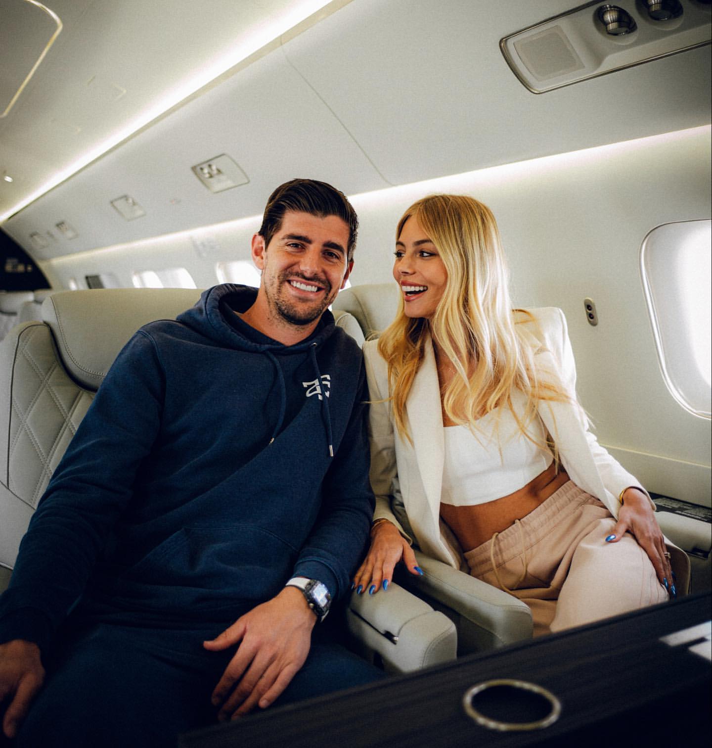 Guarda-redes do Real Madrid está imparável – no campo e no amor. Espreite as fotos de Courtois com a mulher