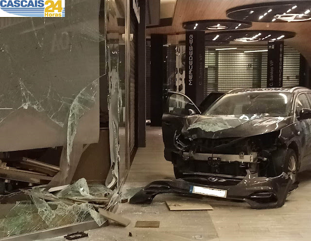 Entraram pelo CascaiShopping com um carro, destruíram montra e levaram jóias e relógios