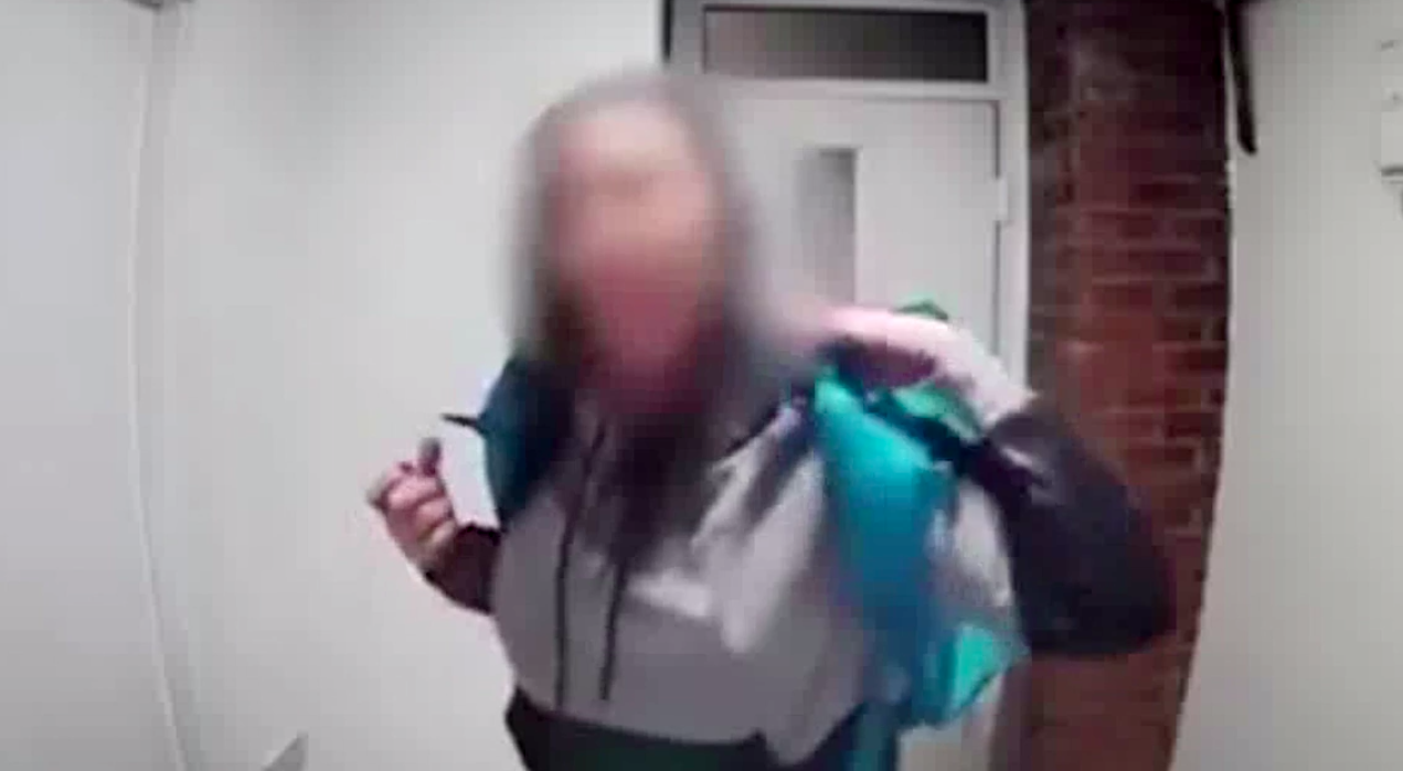 Estafeta entrega comida em casa da amante do marido. E é ele que lhe abre a porta (veja a reação em vídeo)