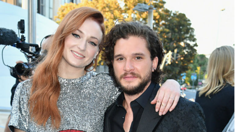 Sophie Turner explica porque é que Kit Harington ganha mais do que ela em “A Guerra dos Tronos”
