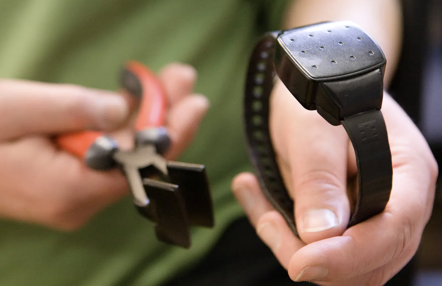 Agressores à solta em Espanha após governo trocar pulseiras eletrónicas feitas em Israel por modelo do Aliexpress