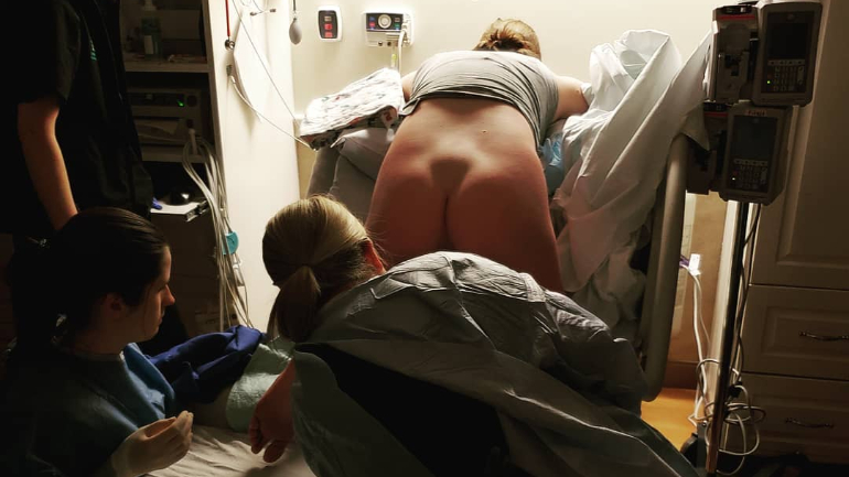 Imagem de corpo de mulher a dar à luz com  torna-se viral