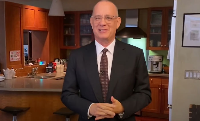 Tom Hanks, recuperado, apresenta o “Saturday Night Live”: “Esta é a primeira vez que visto algo além de calças de treino”