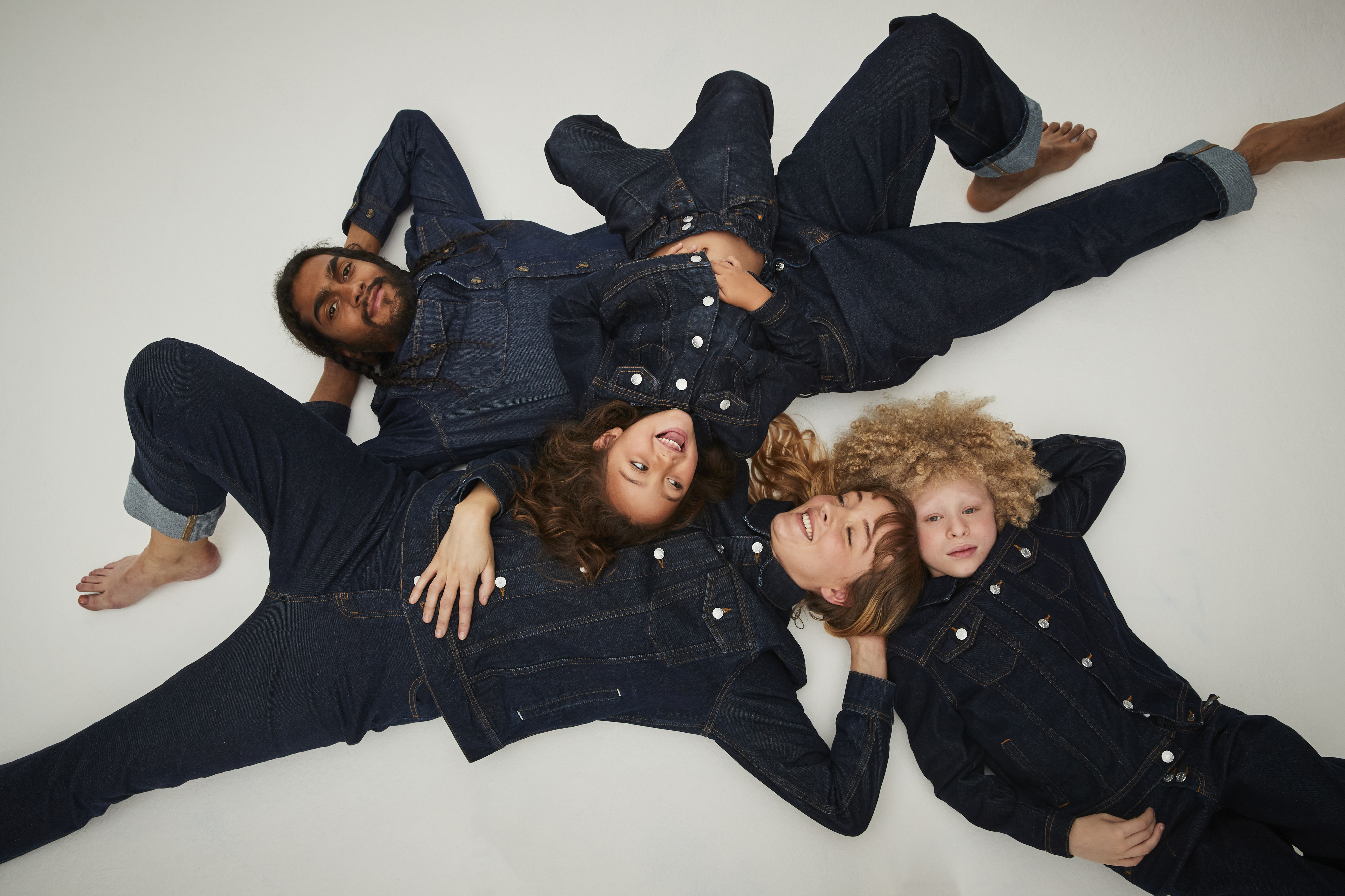 Primark tem uma nova coleção de ganga para adultos e crianças. Veja as peças