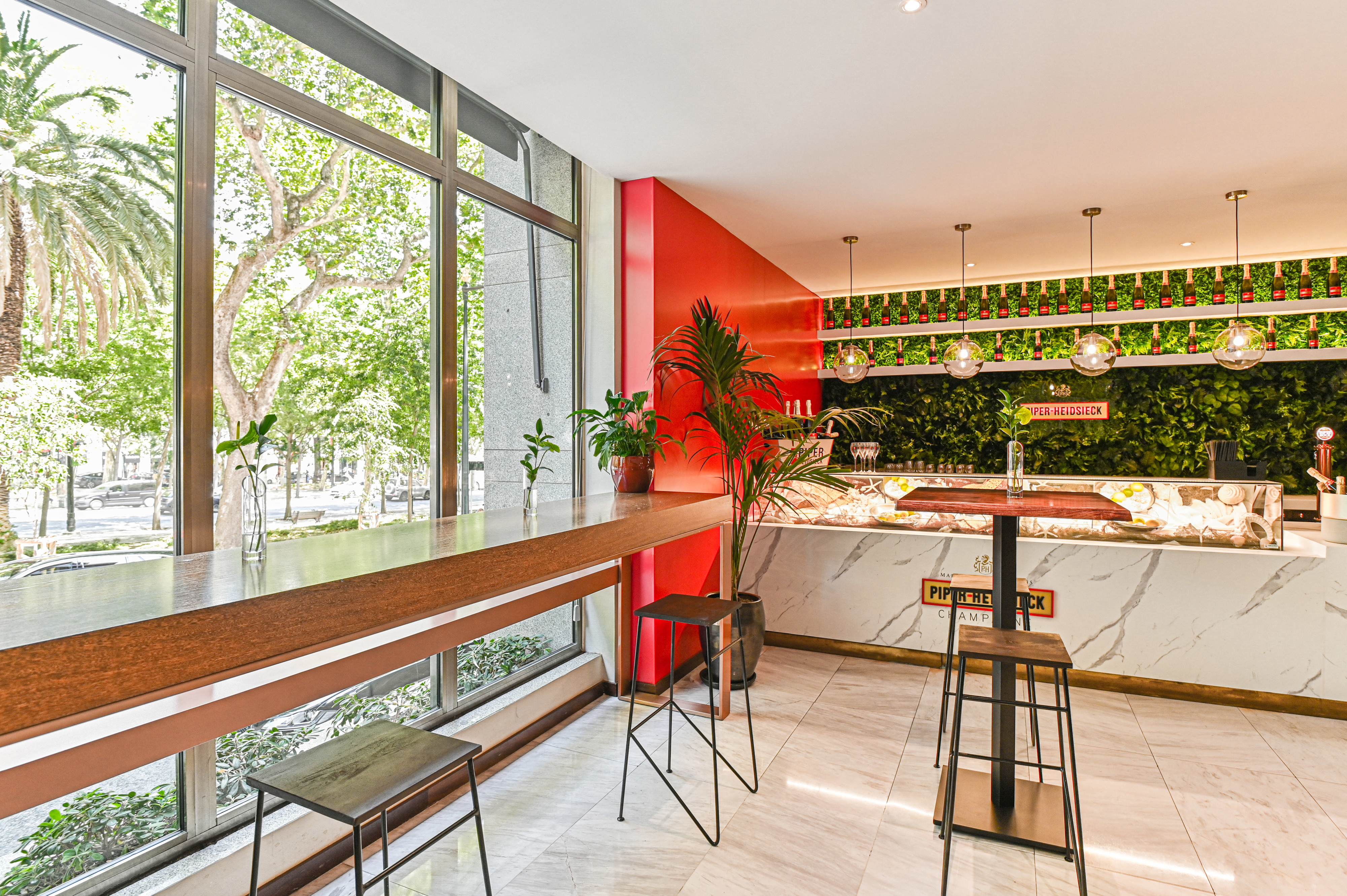 Fomos experimentar o novo bar de ostras e champanhe (e muitos petiscos) com vista para a Av. da Liberdade