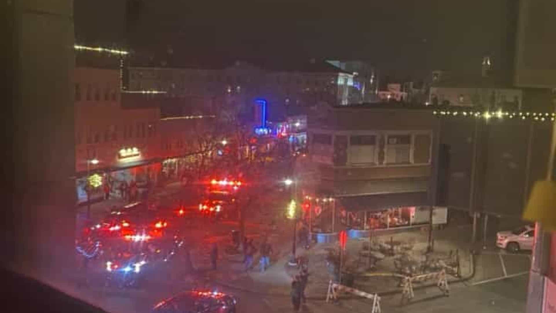 5 mortos e mais de 40 feridos em desfile de Natal nos EUA. Carro abalroou multidão